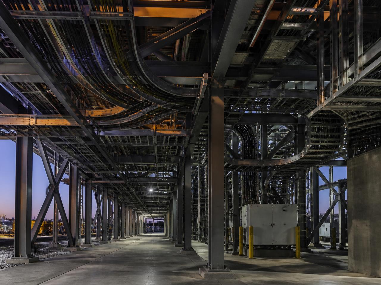 Estrutura industrial com leitos de cabos e condutores aéreos